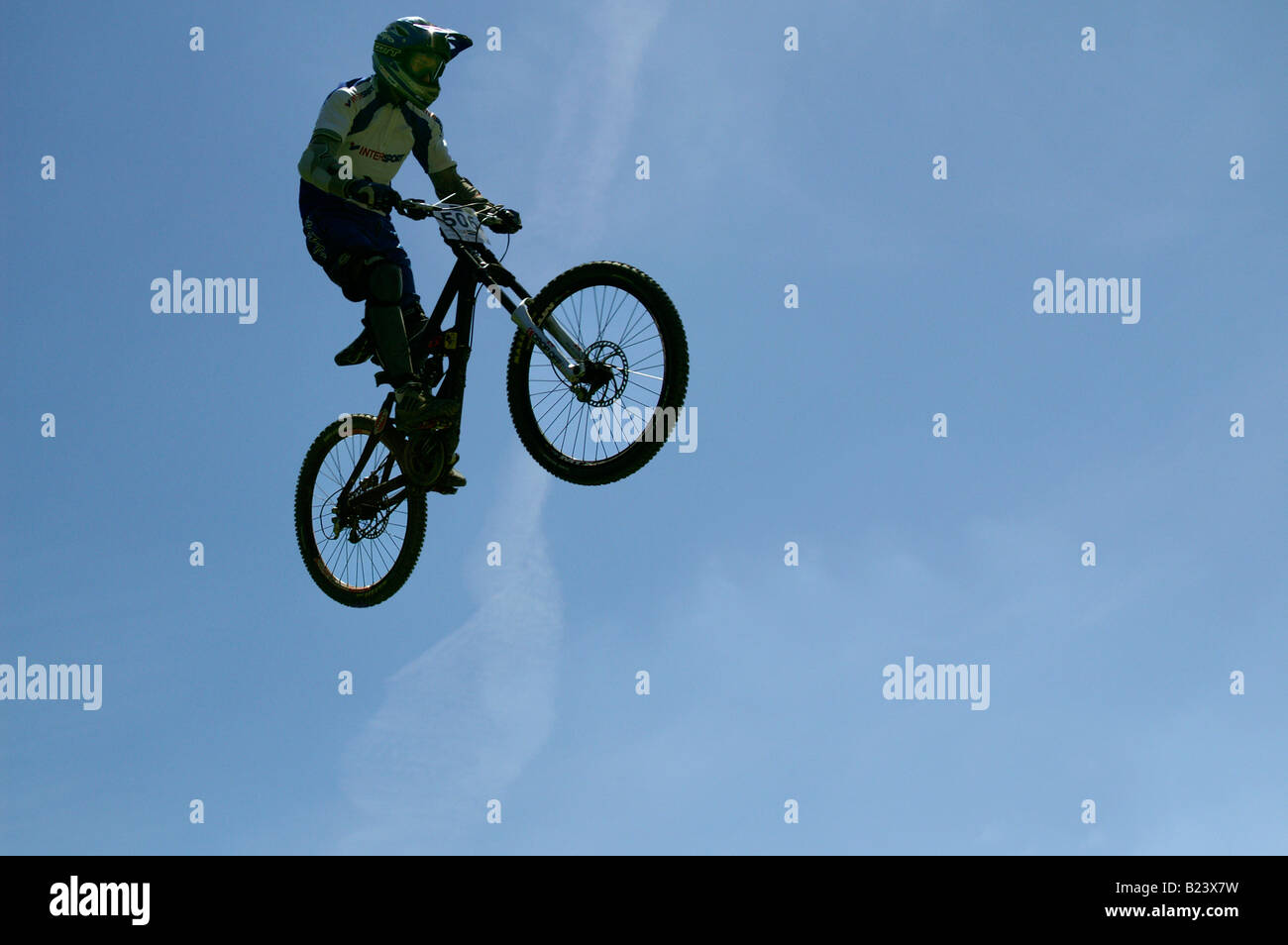 großen Sprung auf dem downhill Mountainbike - extreme Reiter, Extremsport, freeride Stockfoto