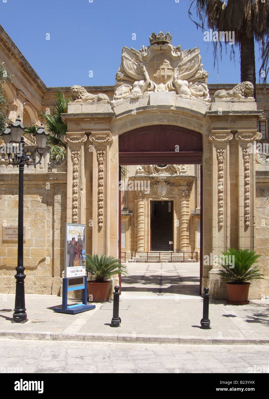 Eingang zum Palazzo Vilhena, Natural History Museum, Mdina, Malta. Stockfoto