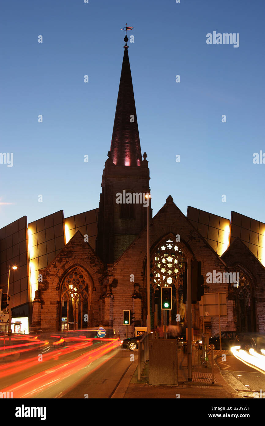Stadt von Plymouth, England. Eine Nachtansicht des Charles-Kreuz-Kirche mit dem Drake Zirkus-shopping Komplex im Hintergrund. Stockfoto