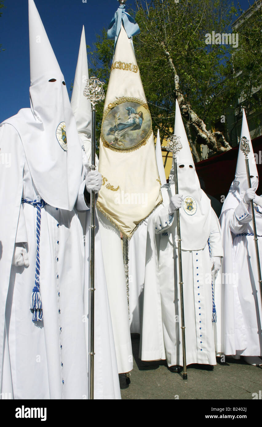 Religiöse Bruderschaft bei einer Parade der Semana Santa, Sevilla, Spanien Stockfoto