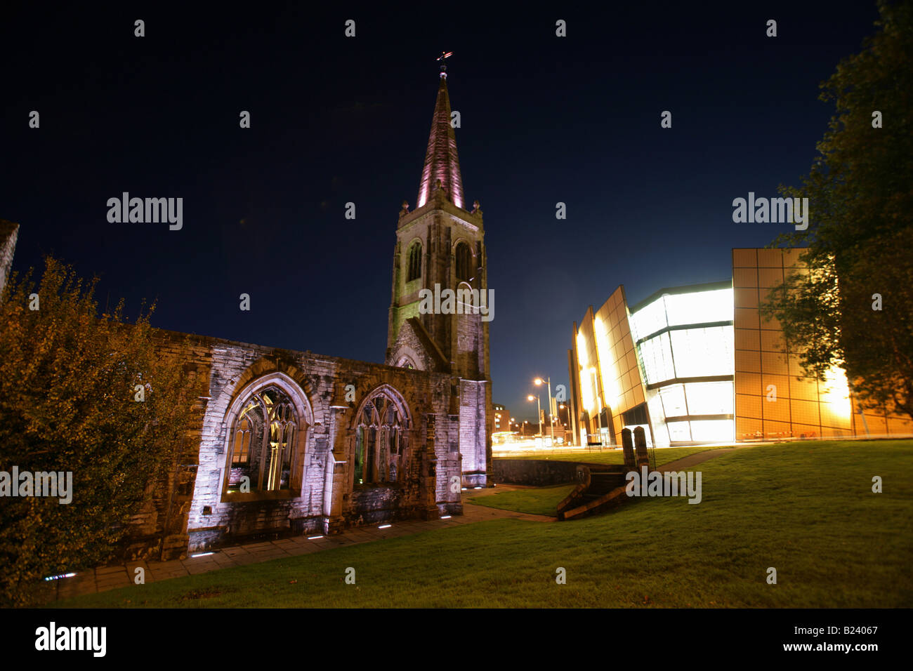 Stadt von Plymouth, England. Eine Nachtansicht des Charles-Kreuz-Kirche mit dem Drake Zirkus-shopping Komplex im Hintergrund. Stockfoto
