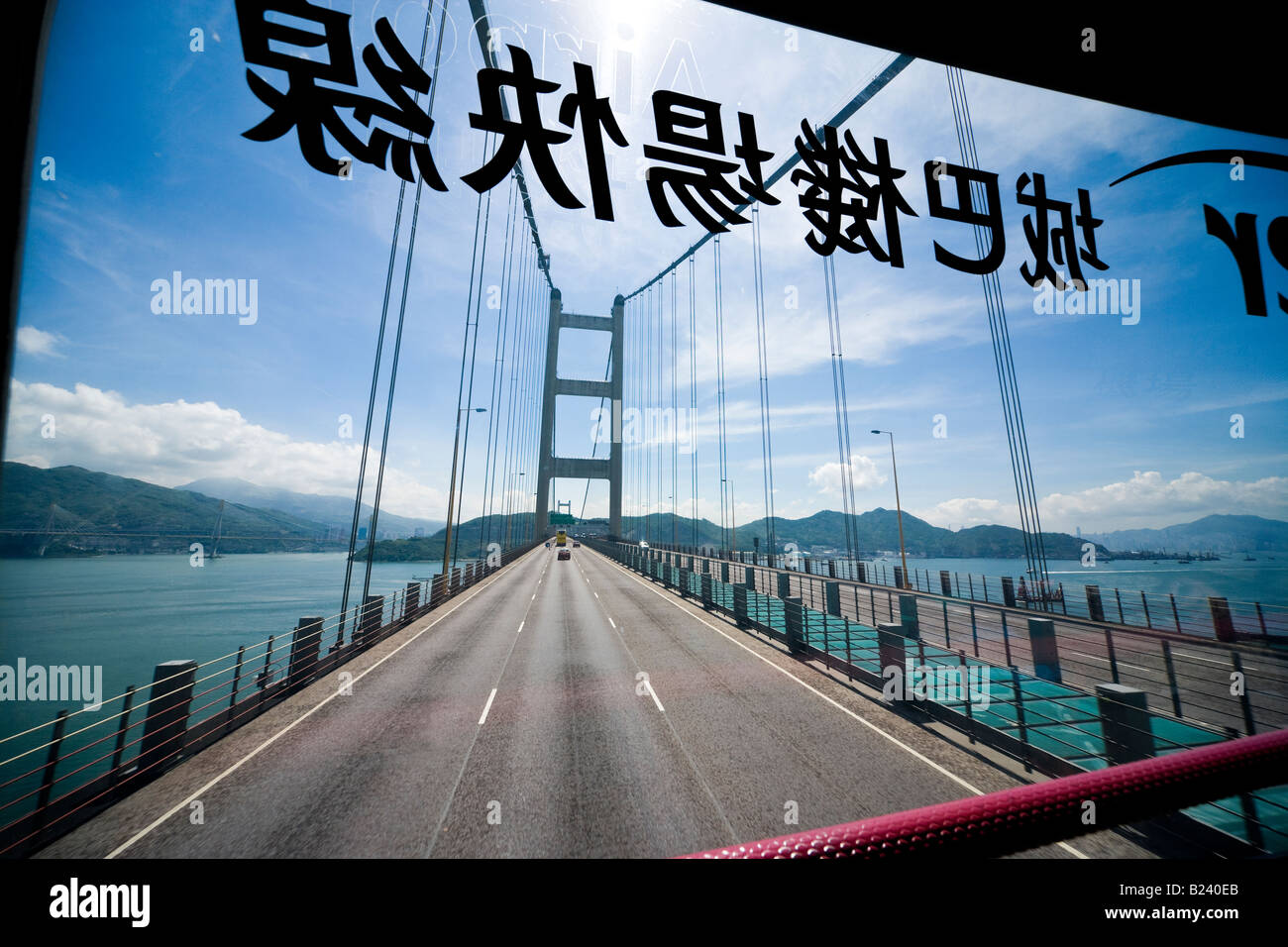 Hong Kong Tsing Ma Bridge gesehen durch die Windschutzscheibe von der oberen Ebene ein Doppeldecker-Bus Stockfoto