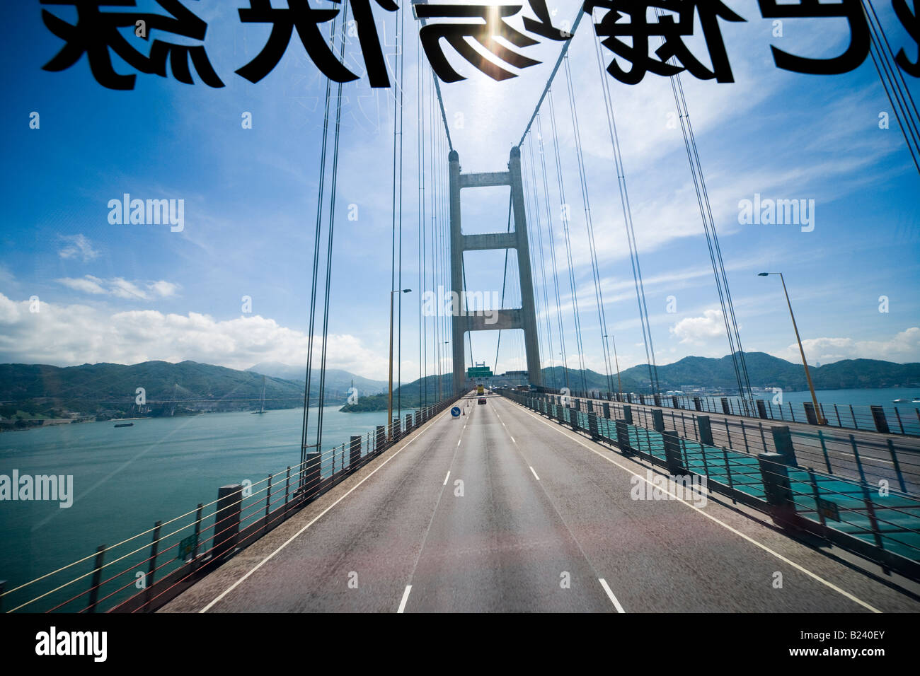 Hong Kong Tsing Ma Bridge gesehen durch die Windschutzscheibe von der oberen Ebene eines Doppel-gedeckten Busses Stockfoto