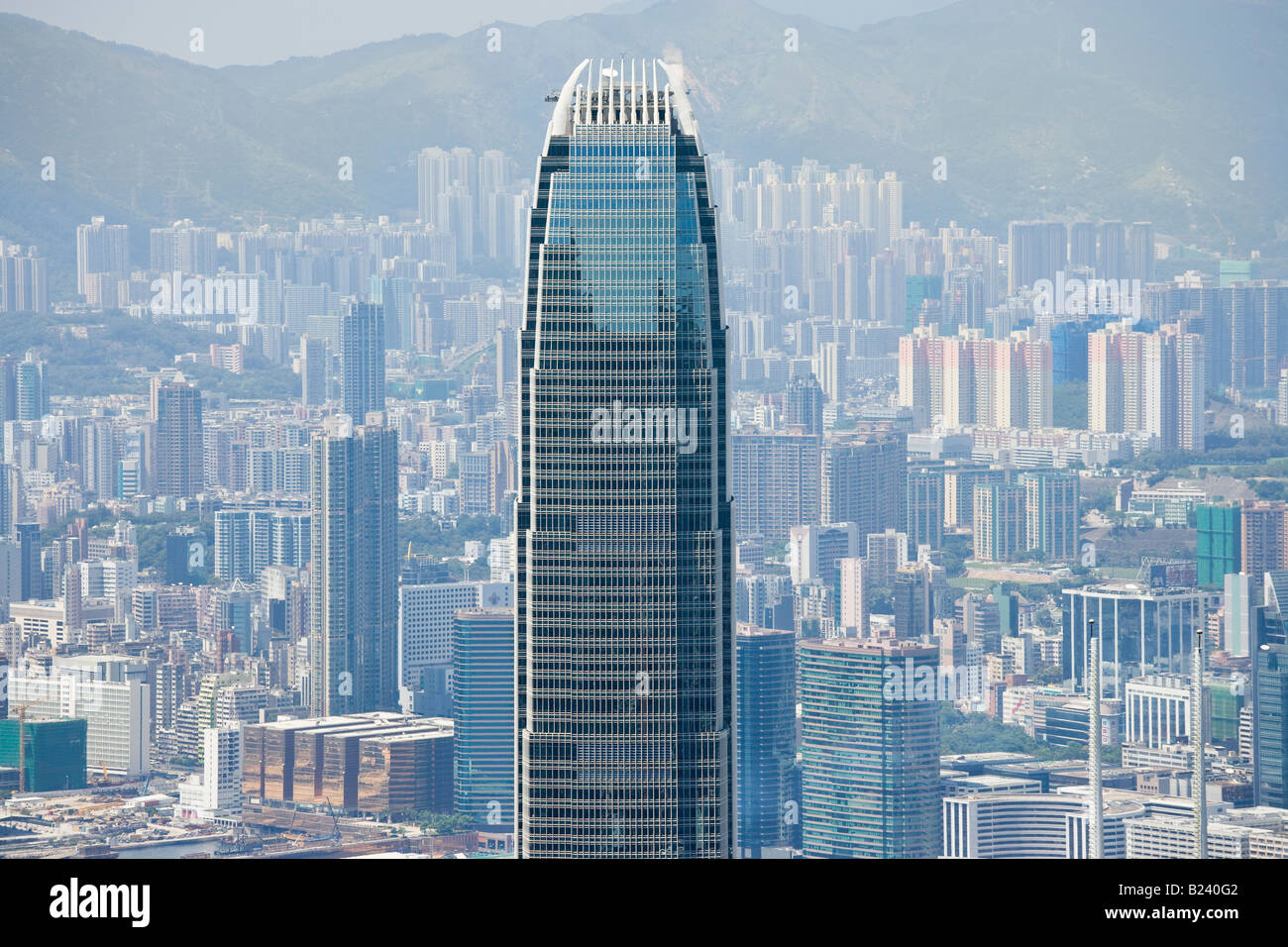 Zwei International Finance Centre IFC2, Hong Kong, China SAR. Bis 2010 die höchsten Wolkenkratzer in Hongkong. Kowloon im Hintergrund. Stockfoto