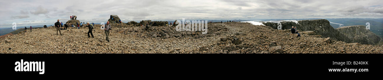 Wanderer auf dem Gipfel des Ben Nevis Stockfoto