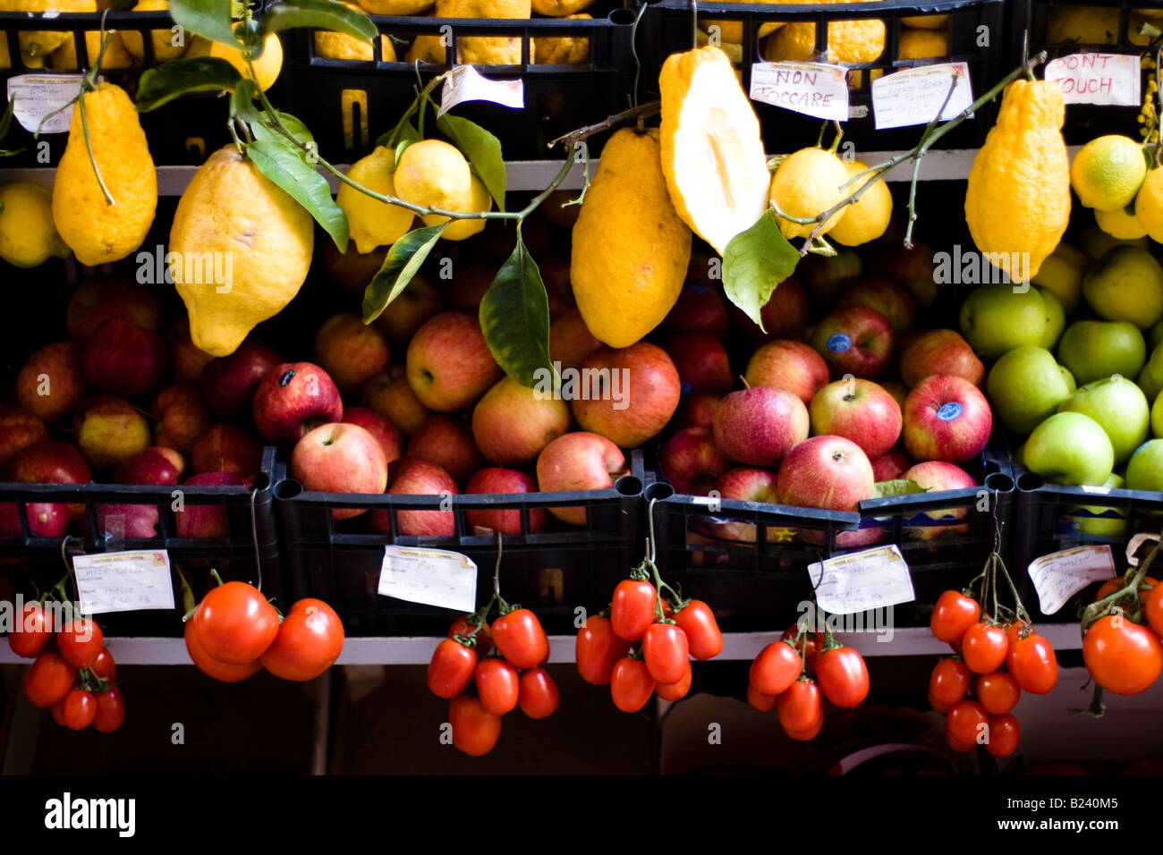 Anzeige von Obst und Gemüse zu verkaufen in Feldern außerhalb Shop in Taormina, Sizilien, Italien Stockfoto