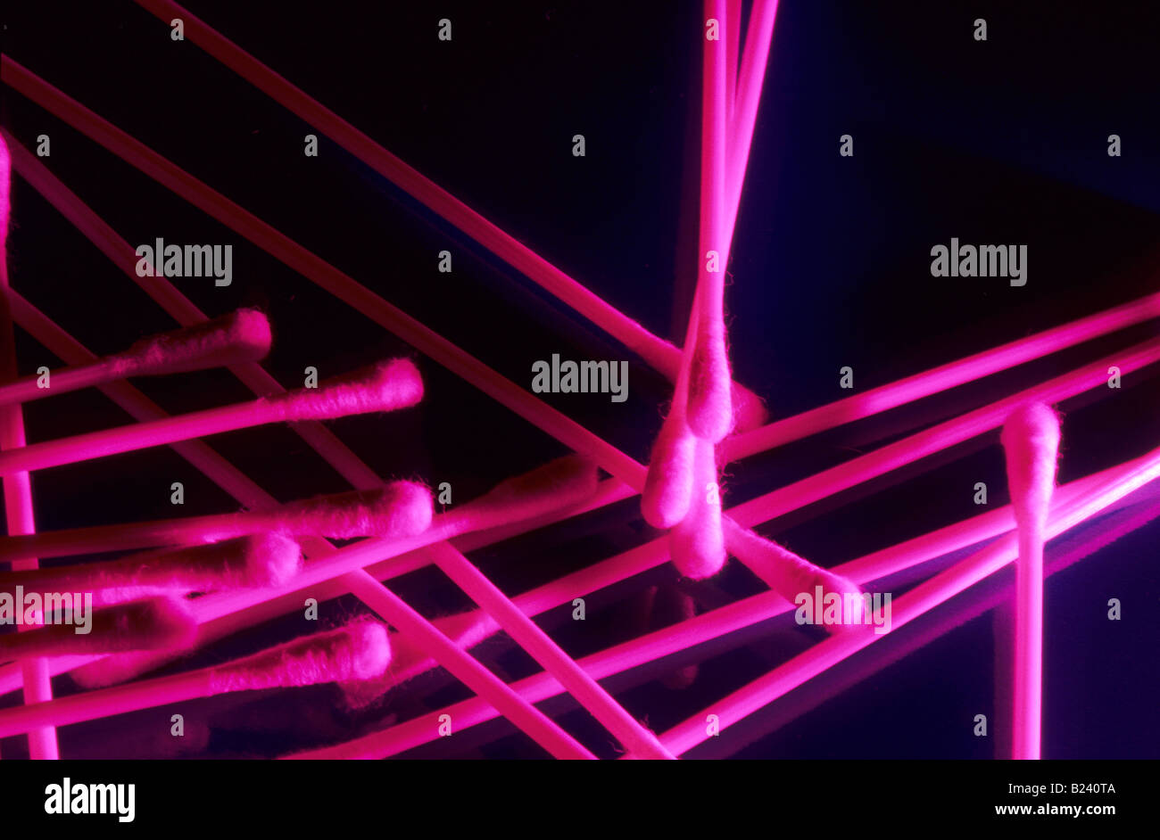 BAUMWOLLE-APPLIKATOR STICKS IN EINEM MUSTER MAGENTA-GEL Stockfoto