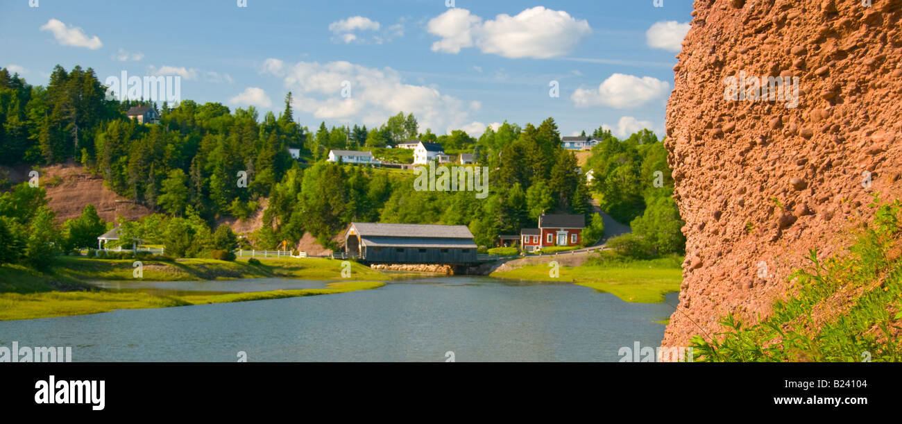 Kanada New Brunswick Bay Of Fundy malerischen Blick auf Covered Bridge und St. Martins Wharf Stockfoto