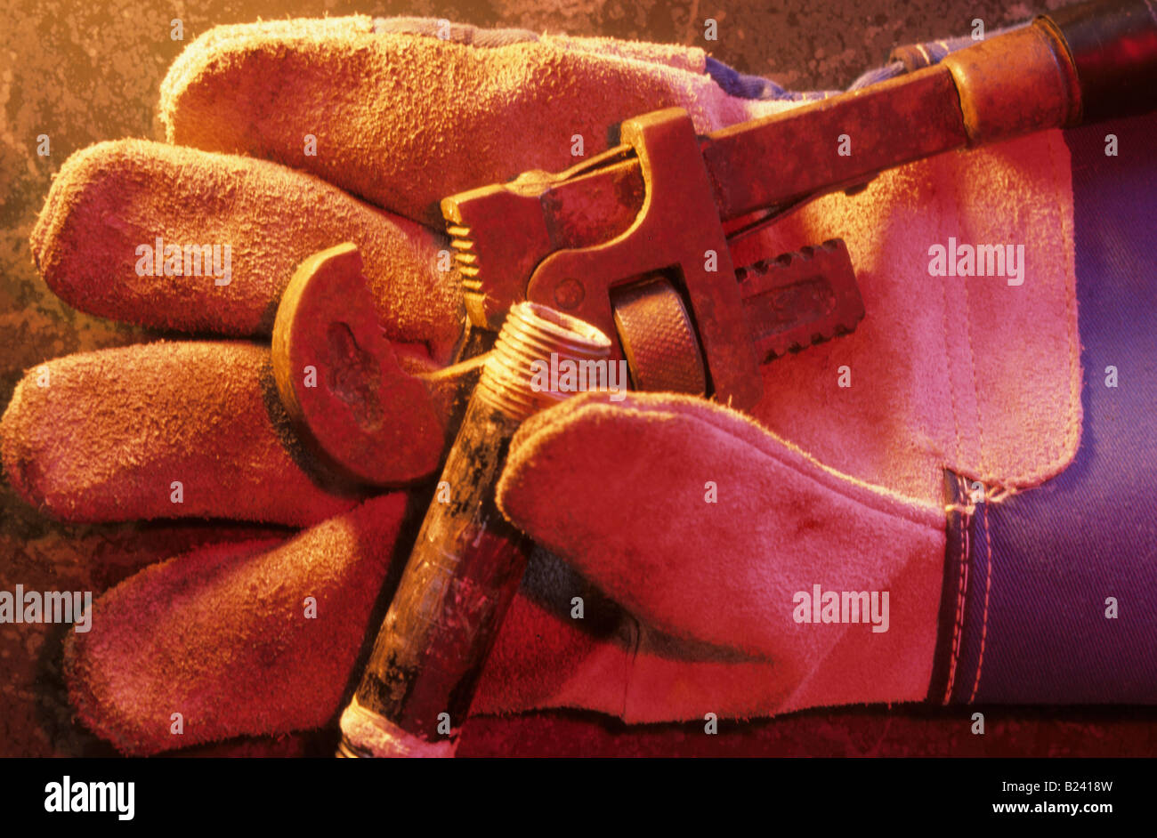 Arbeitshandschuh und Schraubenschlüssel. Stockfoto