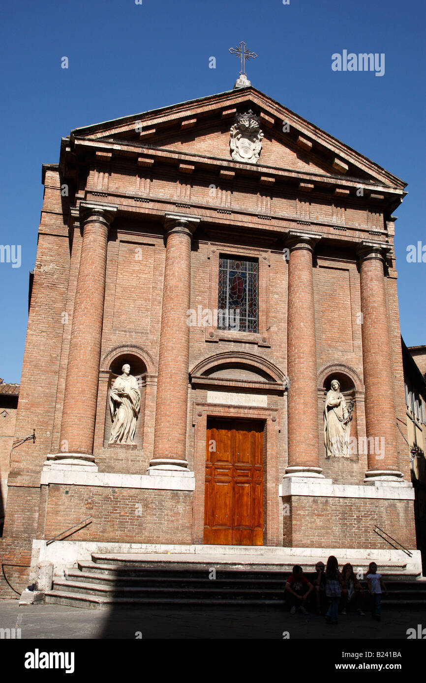 Neo-klassische Fassade der Kirche von St. Christopher Piazza Tolomei Siena Toskana Italien Südeuropa Stockfoto