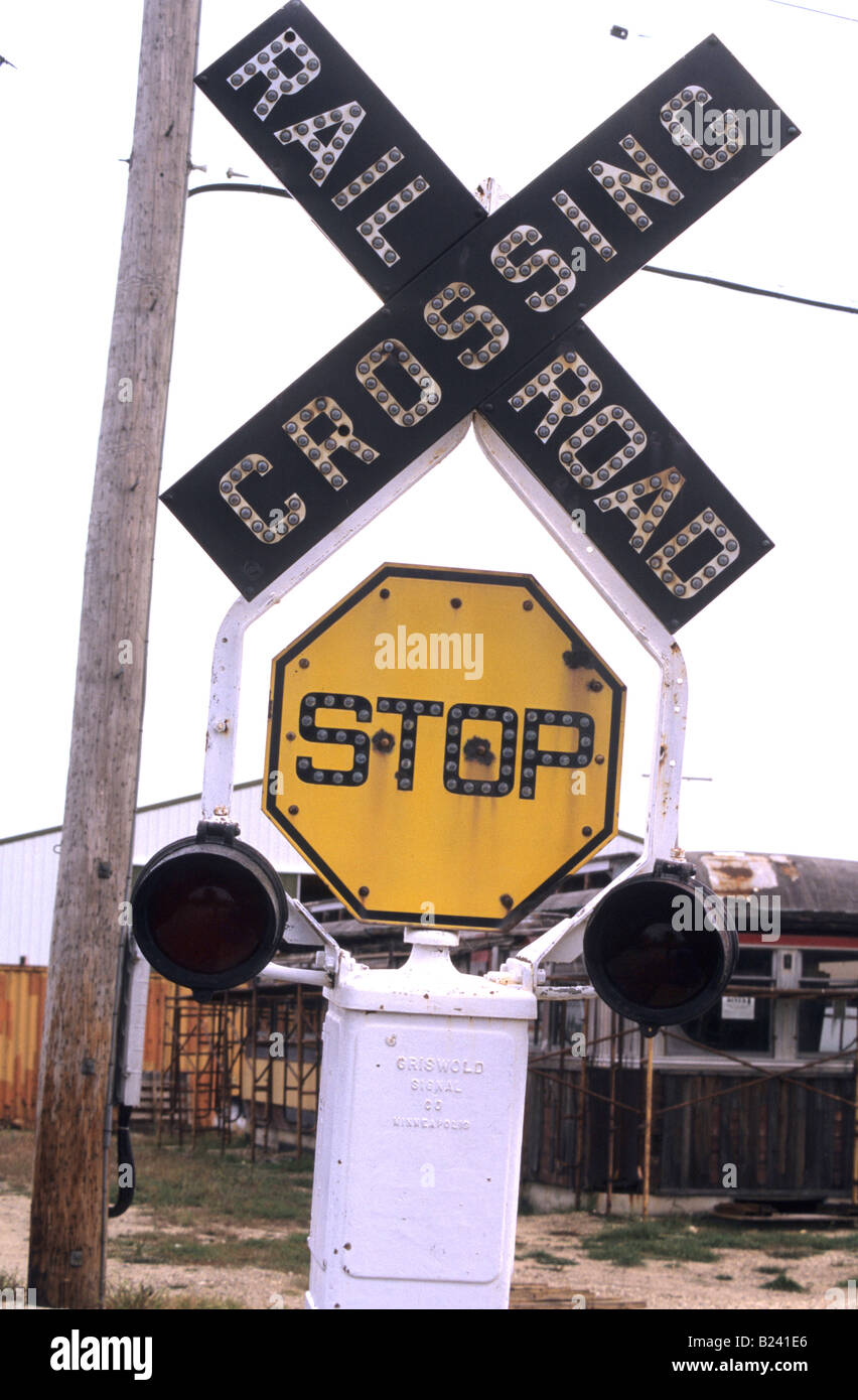 Eisenbahn-Rossings sind mit blinkenden roten Leuchten und Glocken ausgestattet. Stockfoto