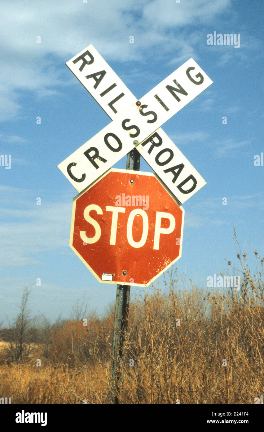 Stop-Schild und Zug überqueren. Stockfoto