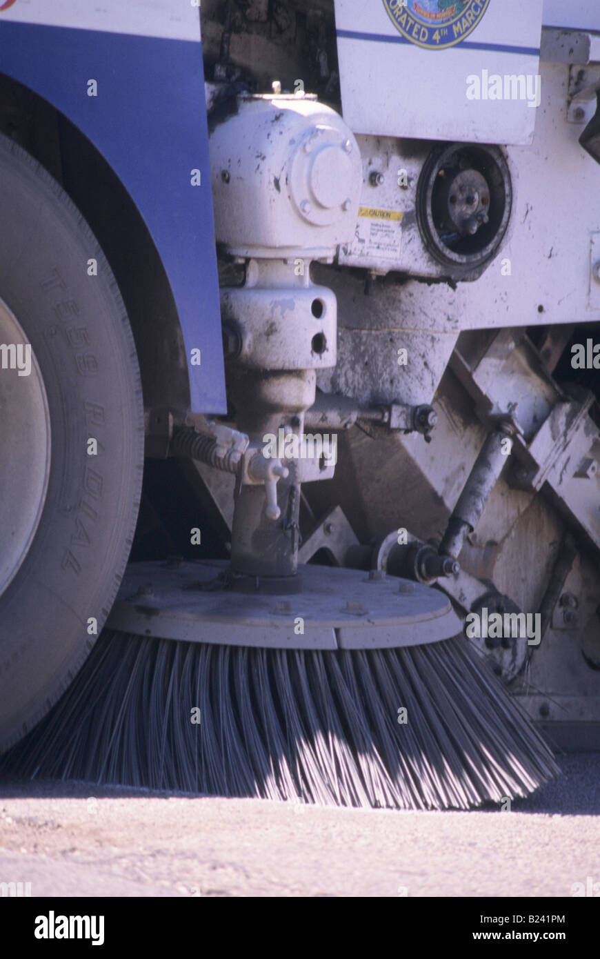 DIESES BILD ZEIGT EINE NAHAUFNAHME EINES PINSELS AUS EINER PAUSCHAL-FAHRZEUG-STRAßE REINIGUNG FAHRZEUG PINSELDETAIL Stockfoto