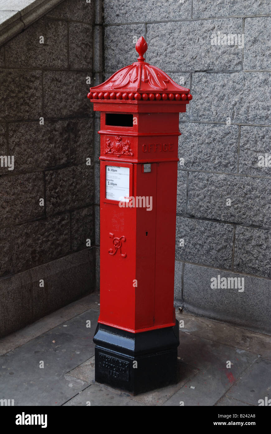 Königliche Post-Briefkasten. In der Nähe von Tower Bridge, London  Stockfotografie - Alamy