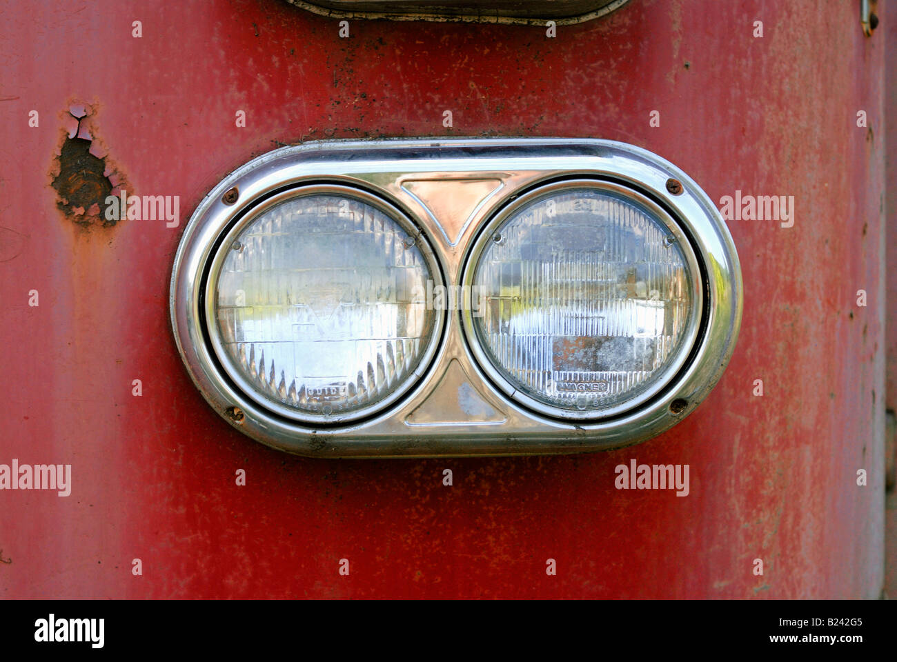 Scheinwerfer auf einem verlassenen alten Feuerwehrauto Stockfoto