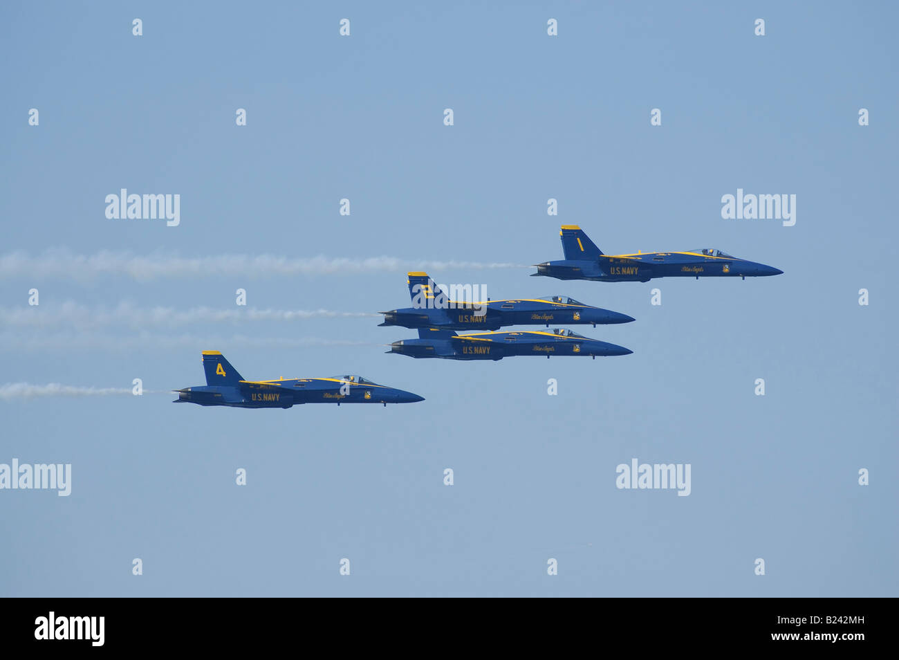 Vier blaue Engel Navy Flight Demonstration Team Flugzeuge fliegen horizontal in einer engen formation Stockfoto