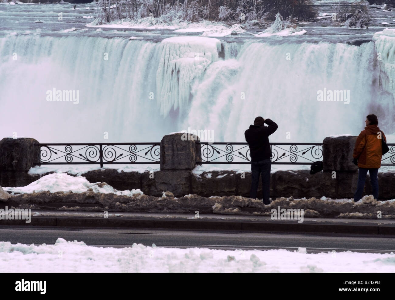 Touristen fotografieren amerikanischen Wasserfälle von Niagara Falls im Winter Stockfoto