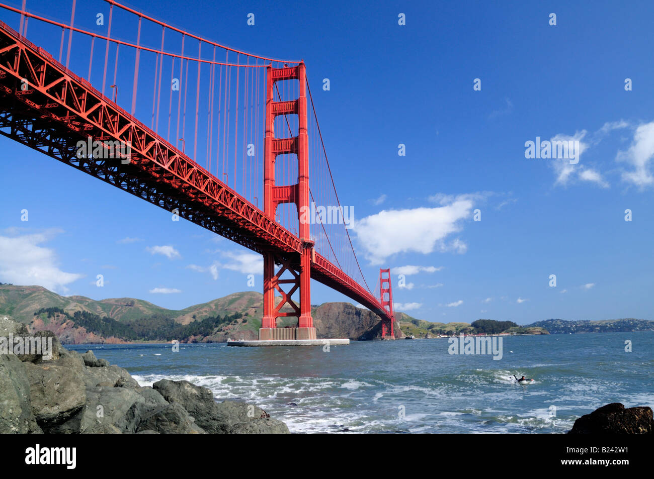 Ultra-Weitwinkel-Blick auf die Golden Gate Bridge und Felsen von Fort Point San Francisco Kalifornien gesehen Stockfoto