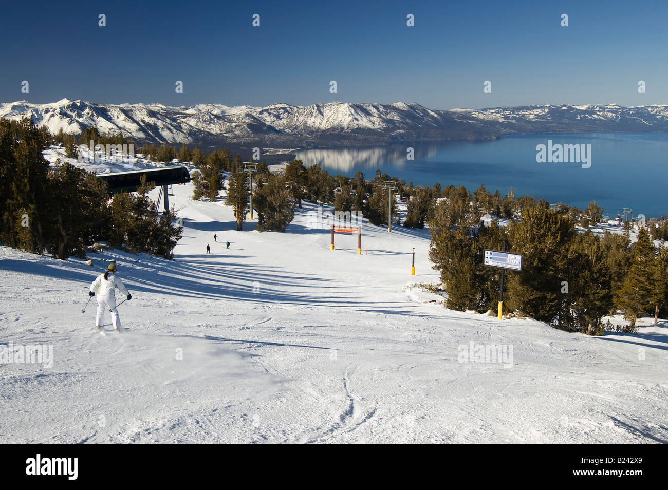 Einem jungen unerfahrenen Skifahrerin gehen den Hang hinunter auf einem See Tahoe Ski resort Stockfoto