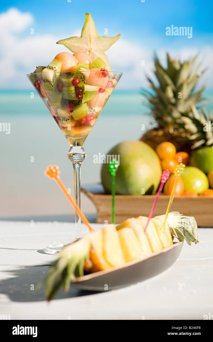 Frucht-Cocktail und ein Ananas-Gericht Stockfoto