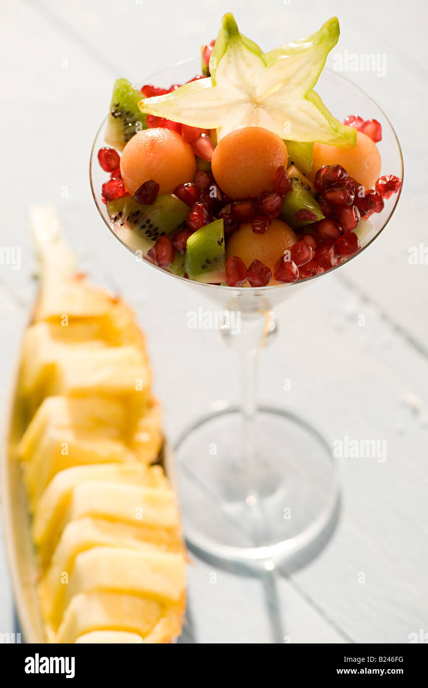 Frucht-Cocktail und ein Ananas-Gericht Stockfoto