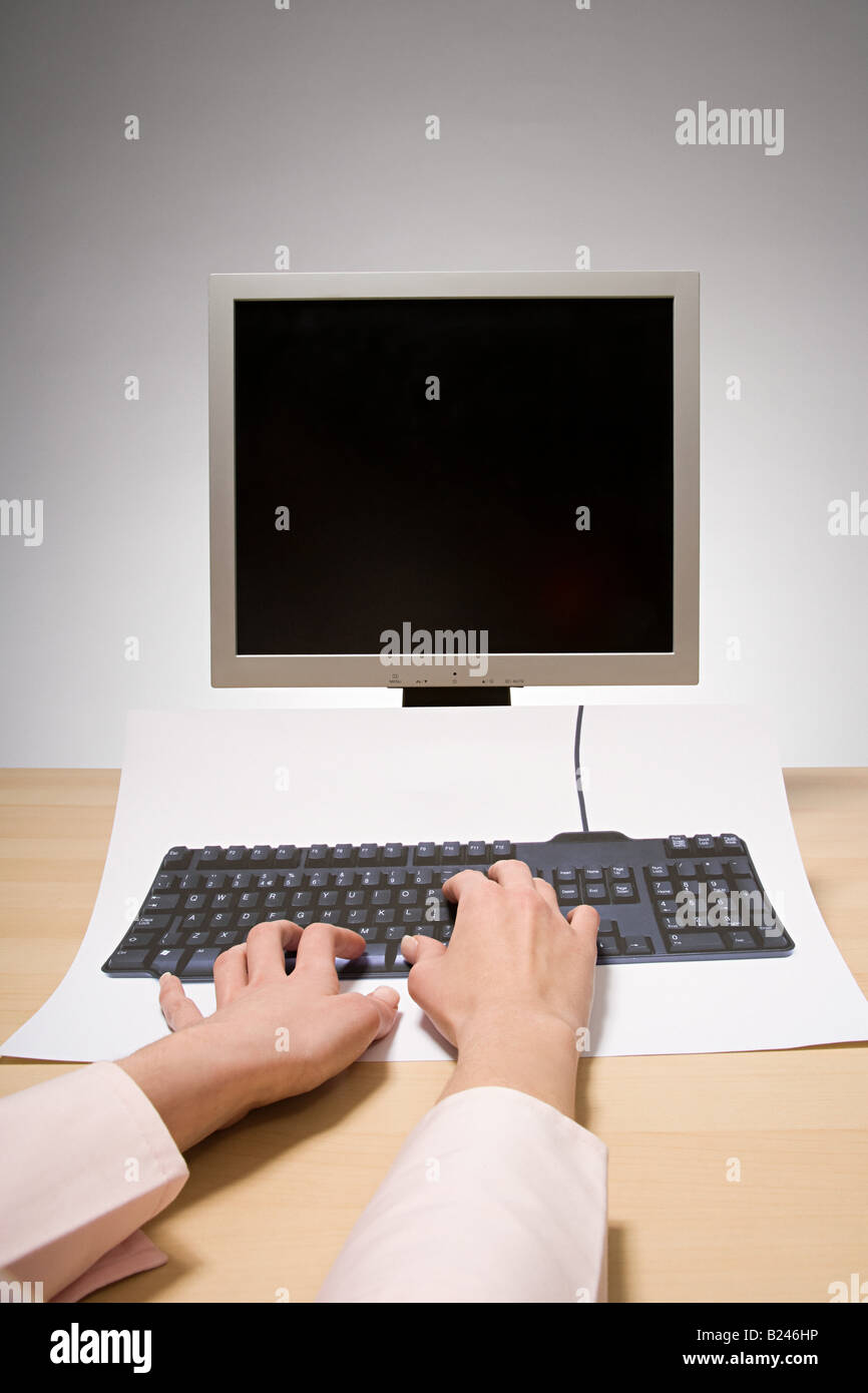 Eine Frau, die auf einem Computer eingeben Stockfoto