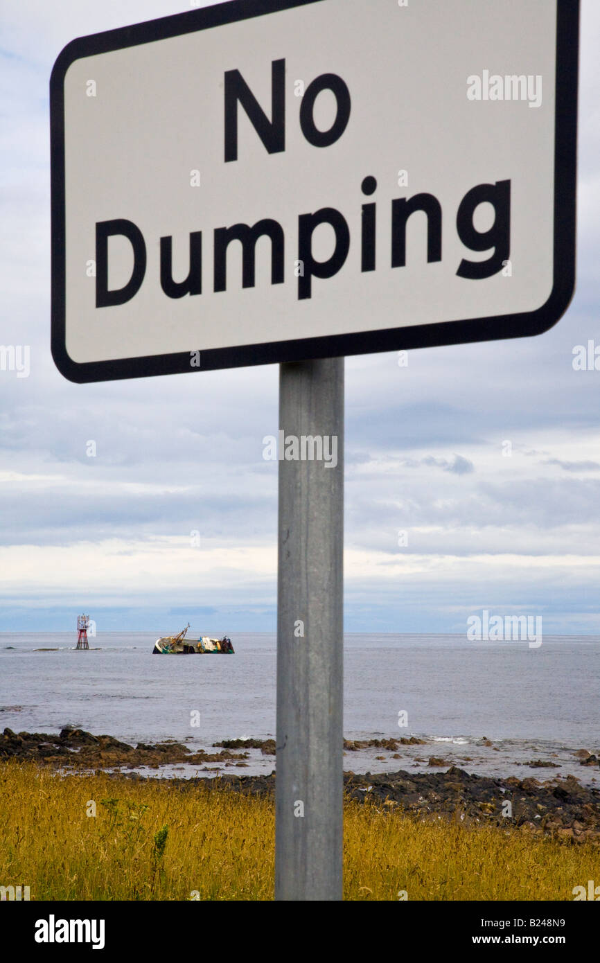 Geerdete Wrack der Banff Fischereifahrzeug Boot BF 380 aground auf Felsen am Cairnbulg Punkt Fraserburgh, North East Scotland gestrandet. Stockfoto