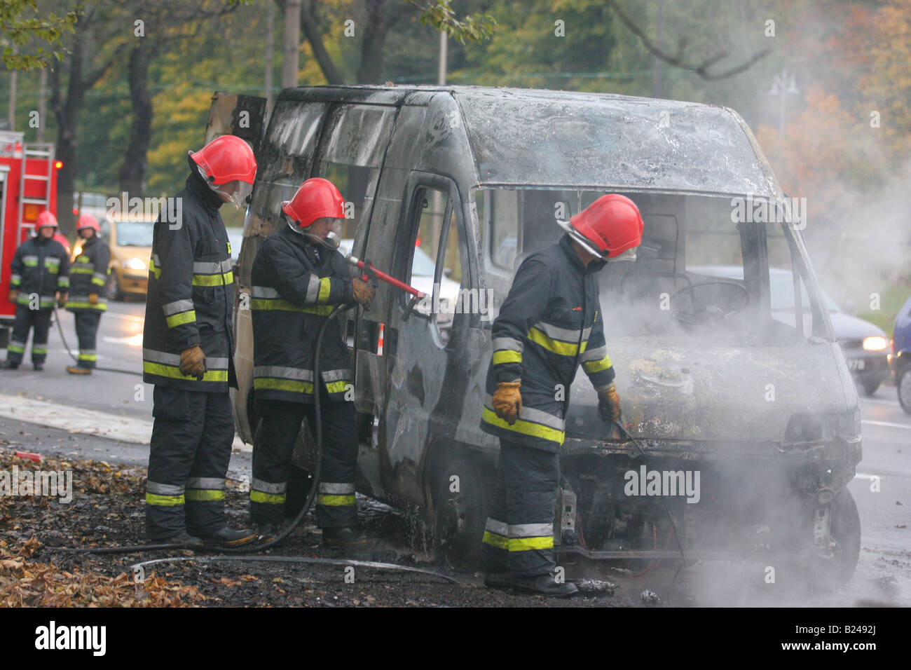 Ein Auto in Brand. Stockfoto