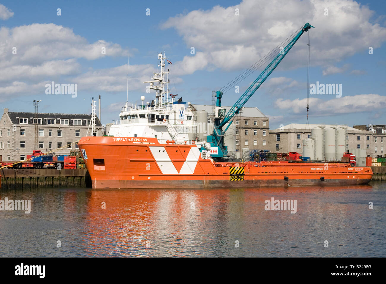 Das Versorgungsschiff „Supply Express“ für Ölbohranlagen liegt im Hafen von Aberdeen City, Nordost-Schottland, Großbritannien Stockfoto