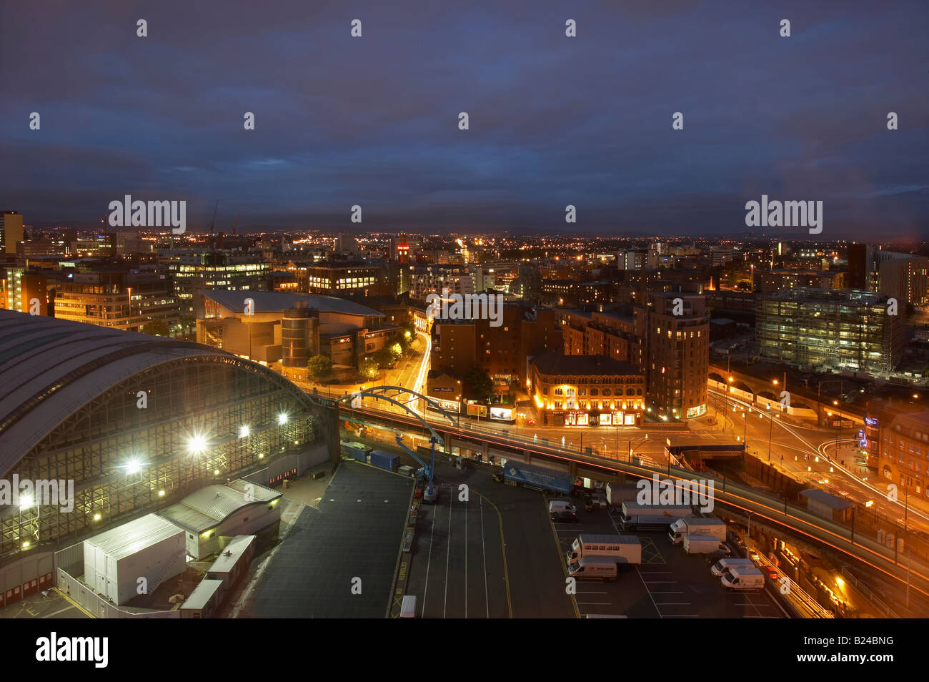 MANCHESTER-SKYLINE BEI NACHT VOM HILTON HOTEL BEETHAM TOWER DEANSGATE Stockfoto