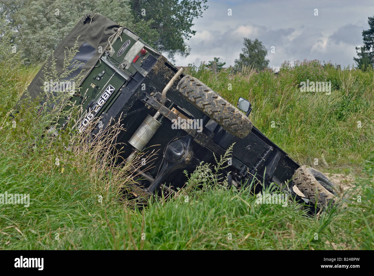 Land Rover Serie 2a leicht auf die Seite, nachdem es von der Strecke in einen Graben rutschte. Stockfoto