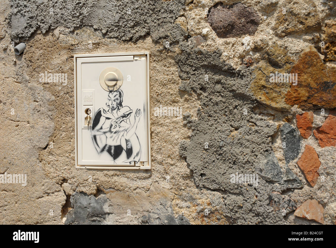 Lotnummer Graffiti auf einem Dienstprogramme-Cover in einer Wand in Calvi im Norden Korsikas Stockfoto
