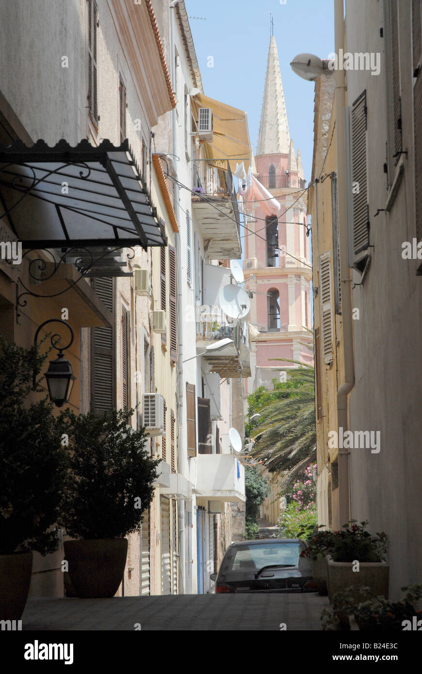 Malerische Backstreet von Calvi im Norden Korsikas Stockfoto