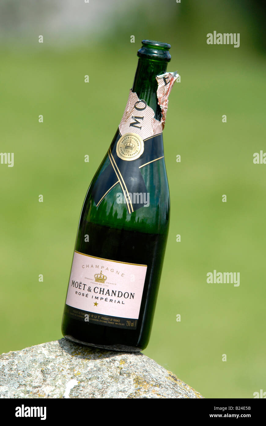 Eine Flasche Moet & Chandon Rosé Imperial Champagner auf eine konkrete Piller. Stockfoto