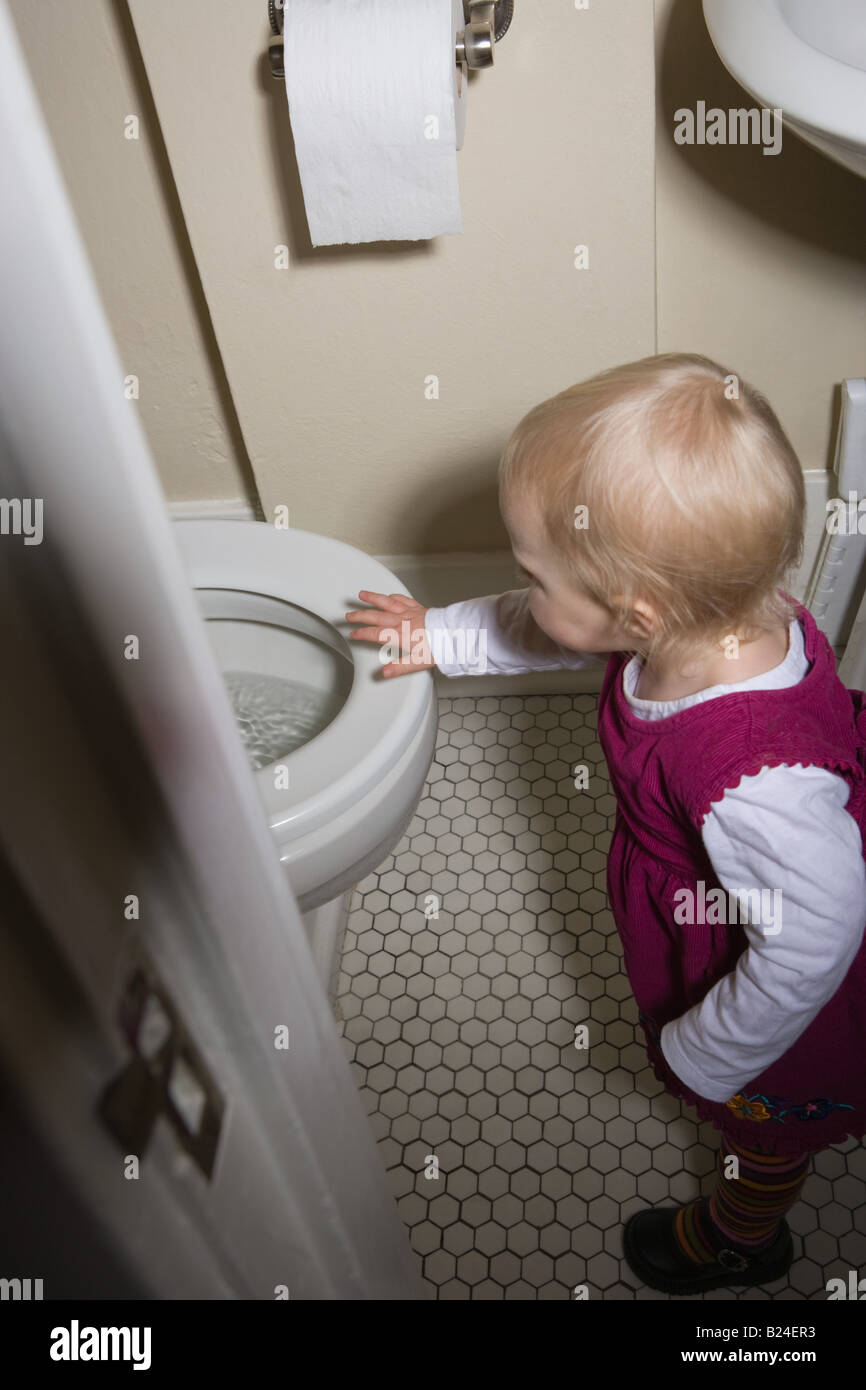 Kleines Mädchen mit WC Stockfoto