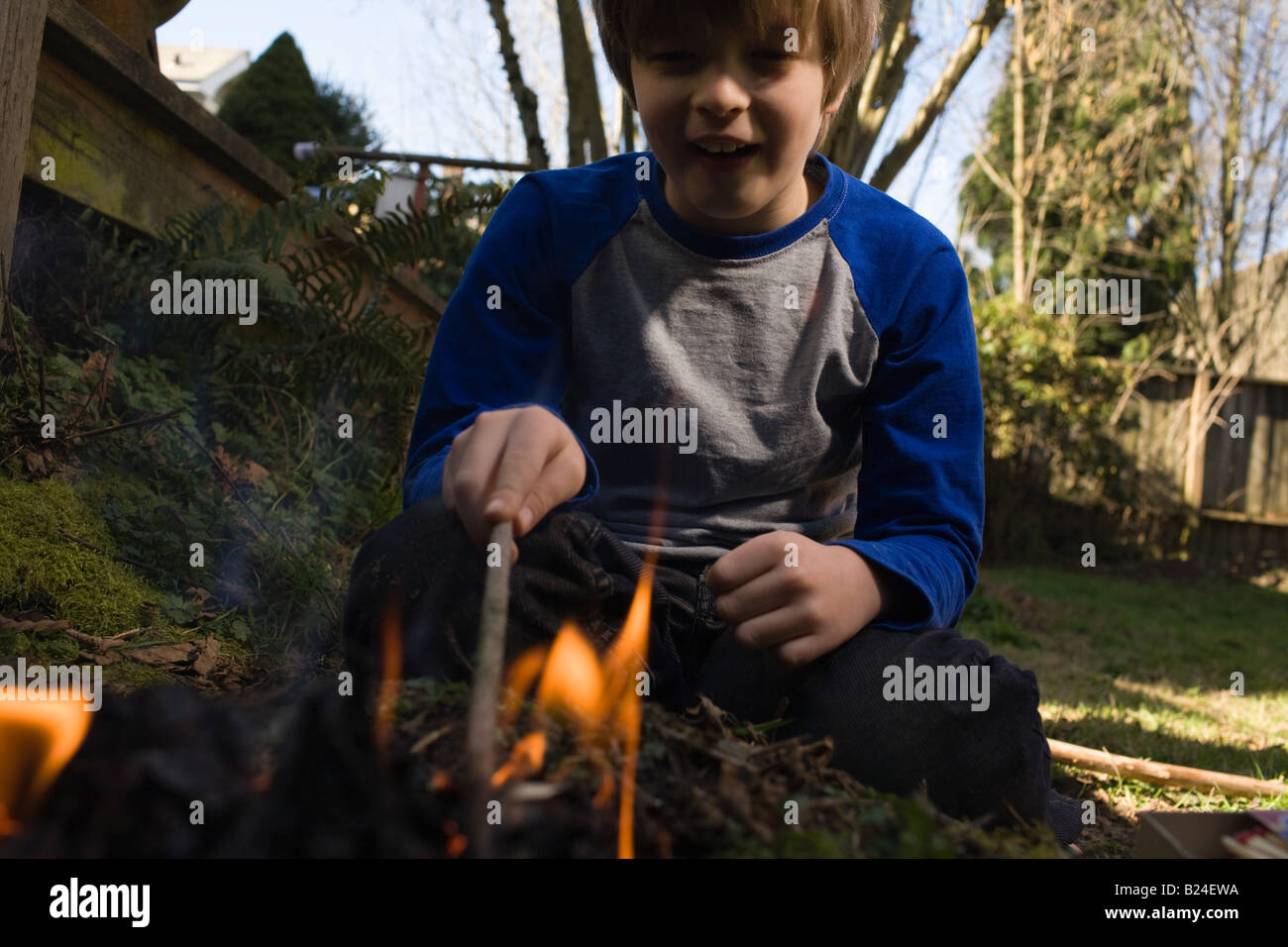 Jungen spielen mit dem Feuer Stockfotografie Alamy