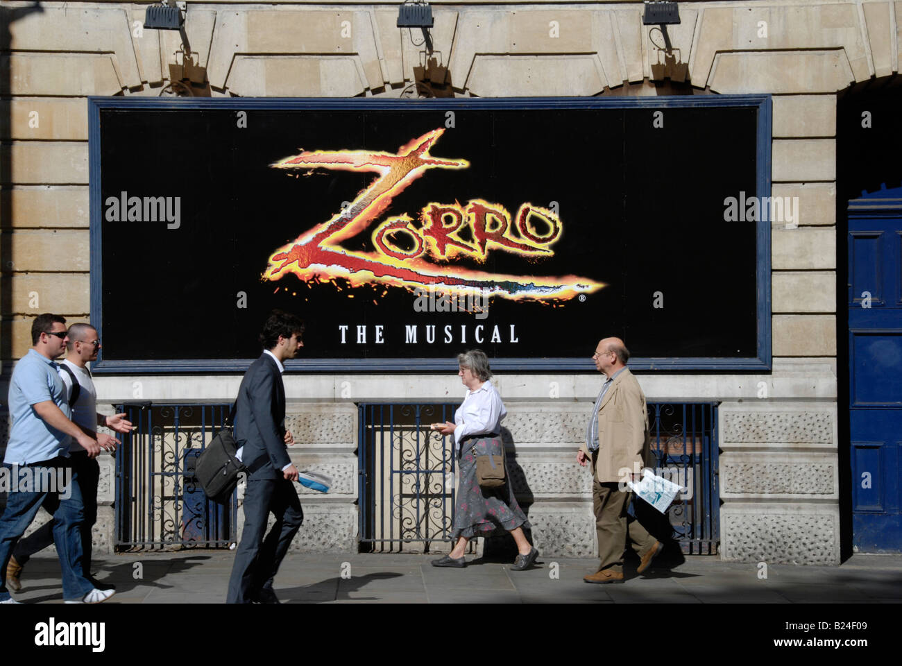 Werbung für die musikalische Zorro außerhalb Garrick Theatre in London Charing Cross Road Stockfoto