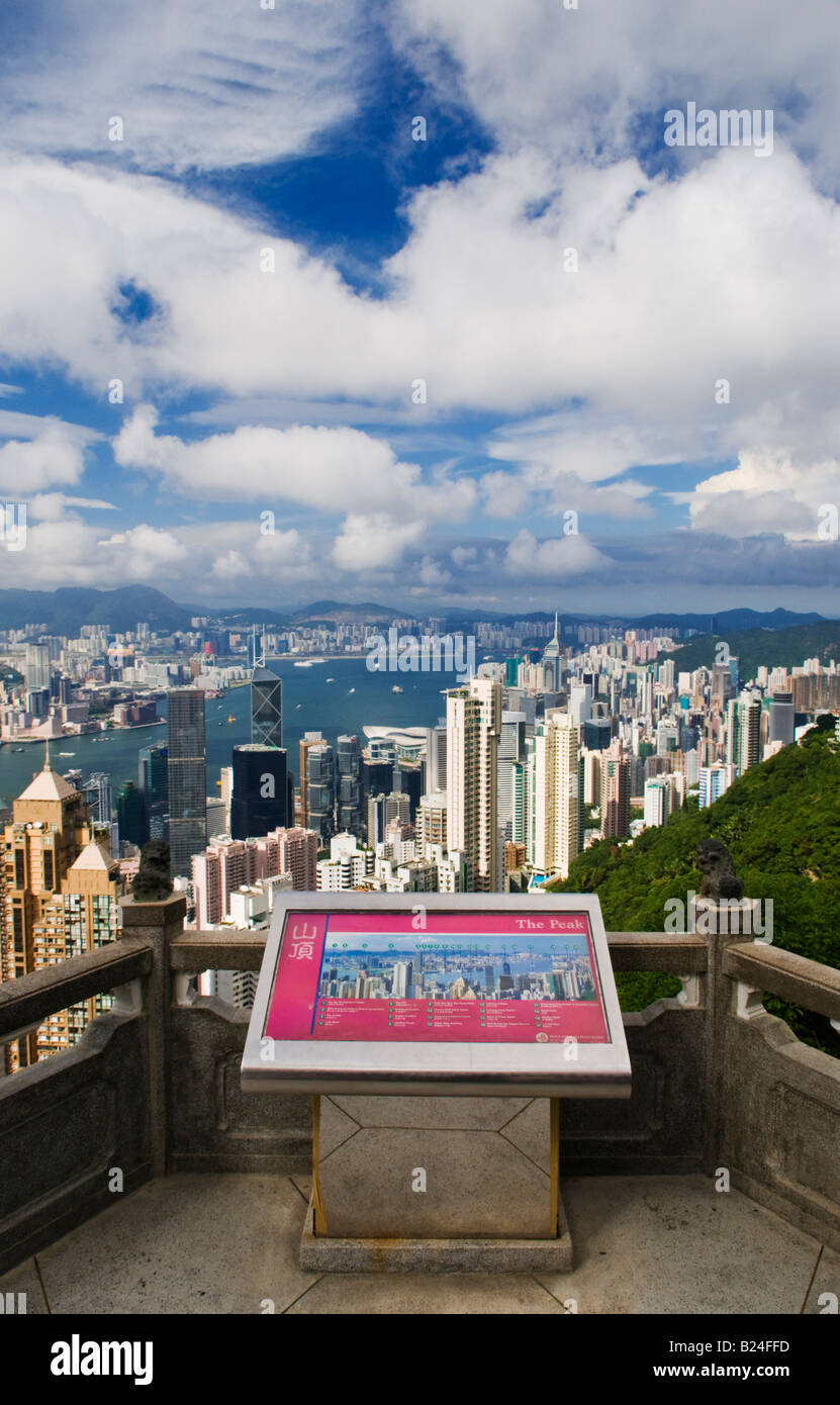 Hong Kong Harbour und die Skyline von der Spitze aus gesehen Ausschau. Juli 2008 Stockfoto