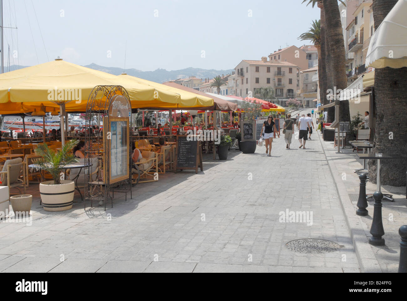 Café im Freien im Hafen von Calvi im Norden Korsikas Stockfoto