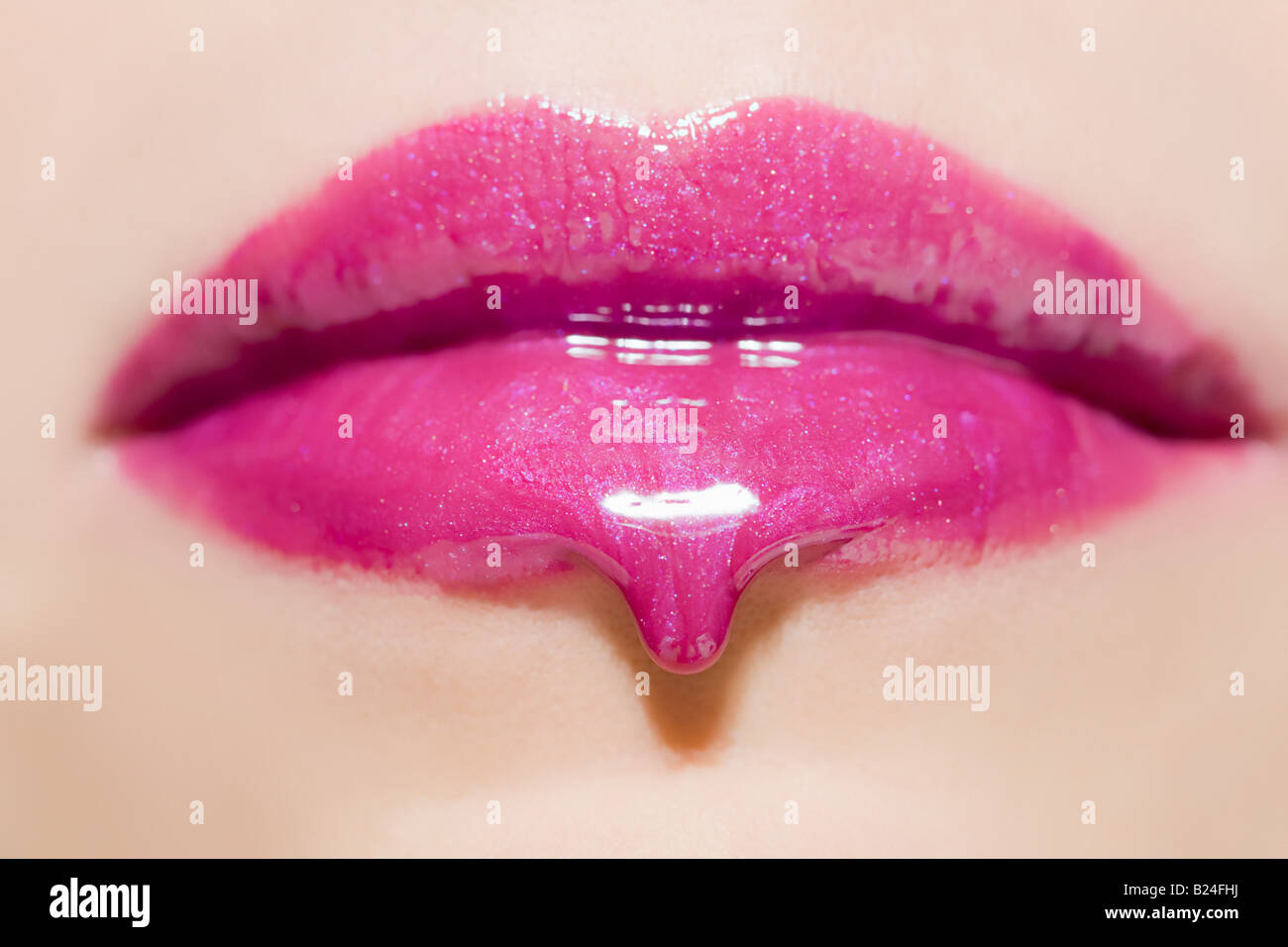 Lipgloss von Womans Lippen tropft Stockfoto