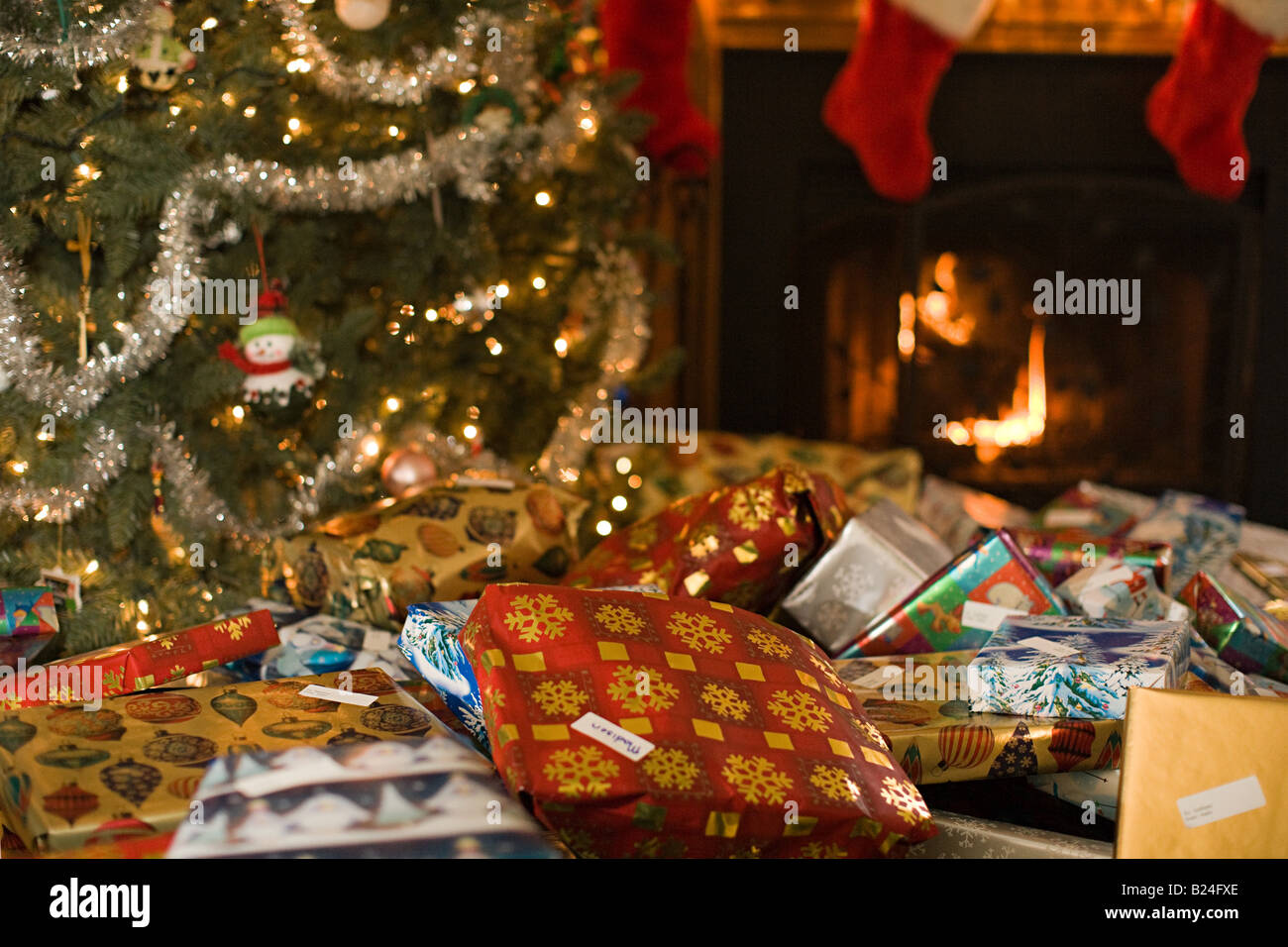 Weihnachtsgeschenke von Baum Stockfoto