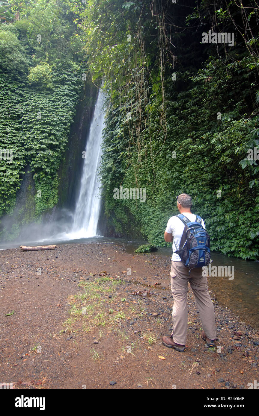 Tourist am malerischen Munduk Wasserfall Bali Indonesien Herr Stockfoto