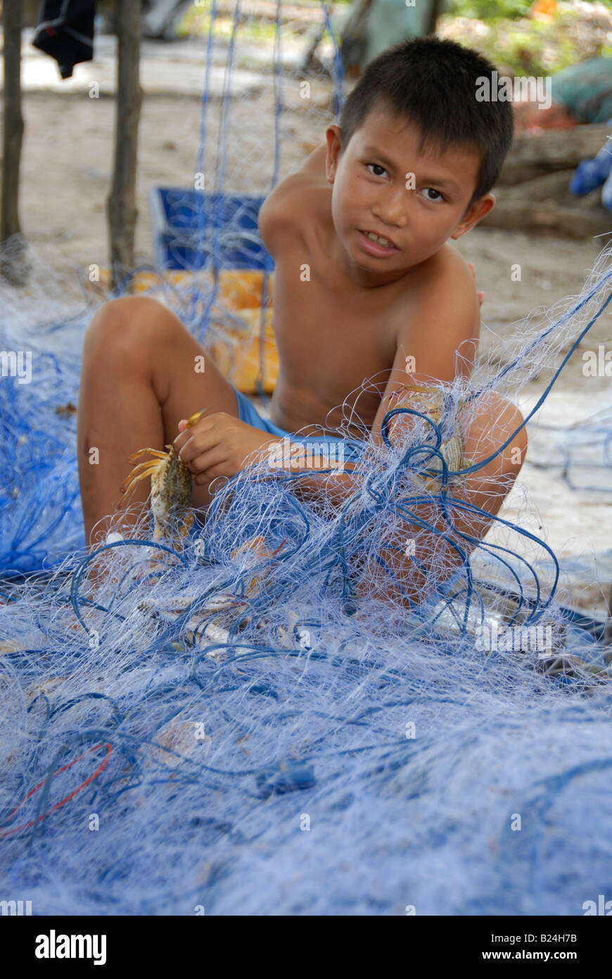 Reinigung von Fischernetzen, gefangen frisch herausnehmen, Krabben, Koh Sakurn(pig island), Provinz Trang, thailand Stockfoto