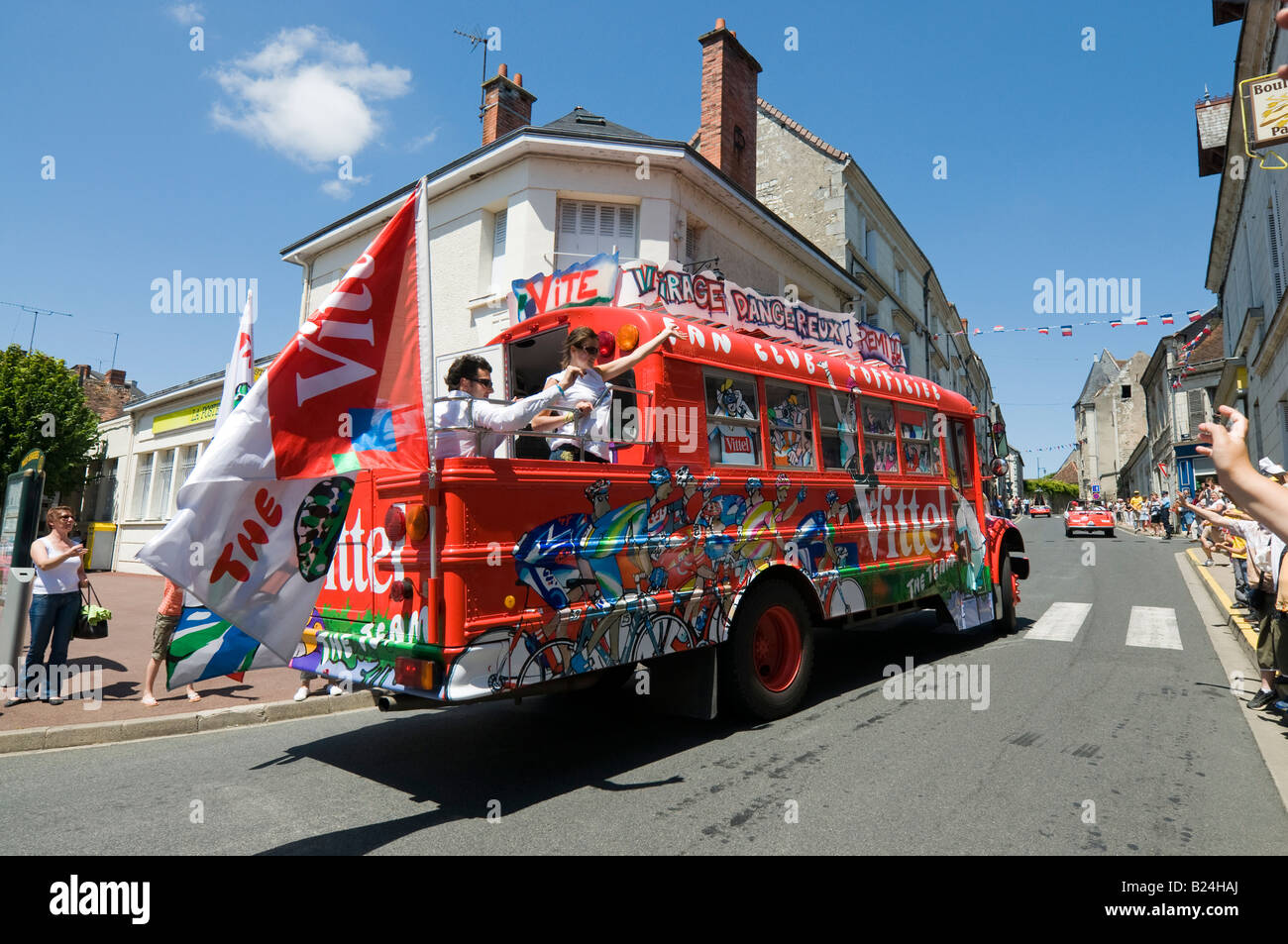 2008 Tour de France Wohnwagen - (coverted amerikanischen Schulbus) gesponsert von "Vittel" Quellwasser, Frankreich. Stockfoto