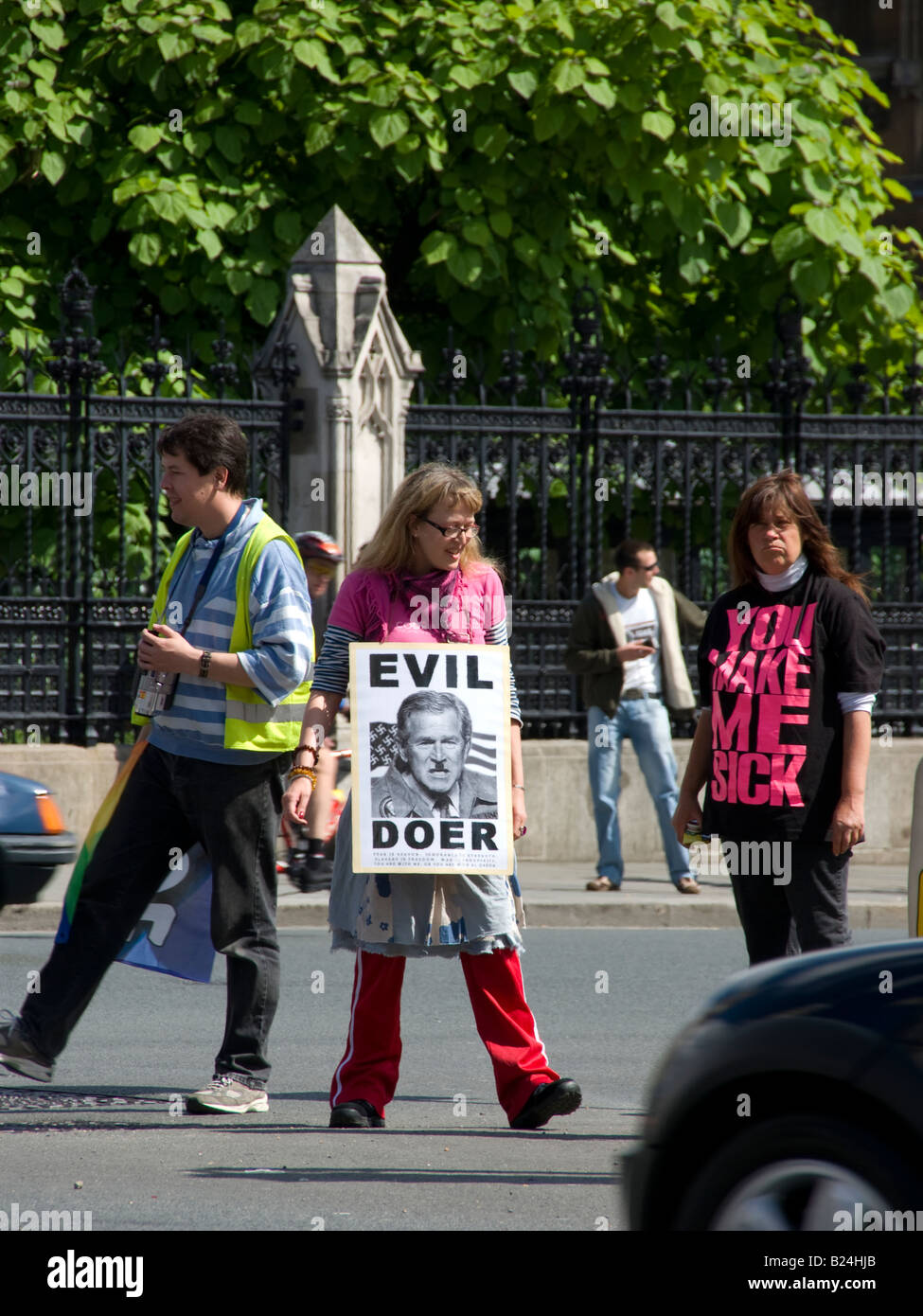 Zwei Frauen protestieren Bush London besuchen, tragen Zeichen Bush mit Hitler zu vergleichen Stockfoto