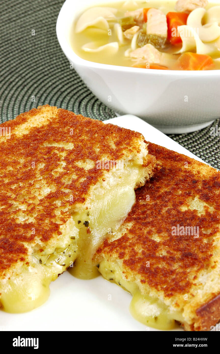 Mittagessen mit einem Käse-Sandwich und einen Teller Suppe Stockfoto