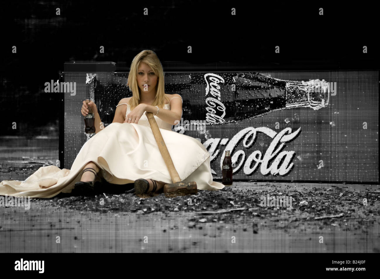 Modell ruht vor Cola-Automaten Stockfoto