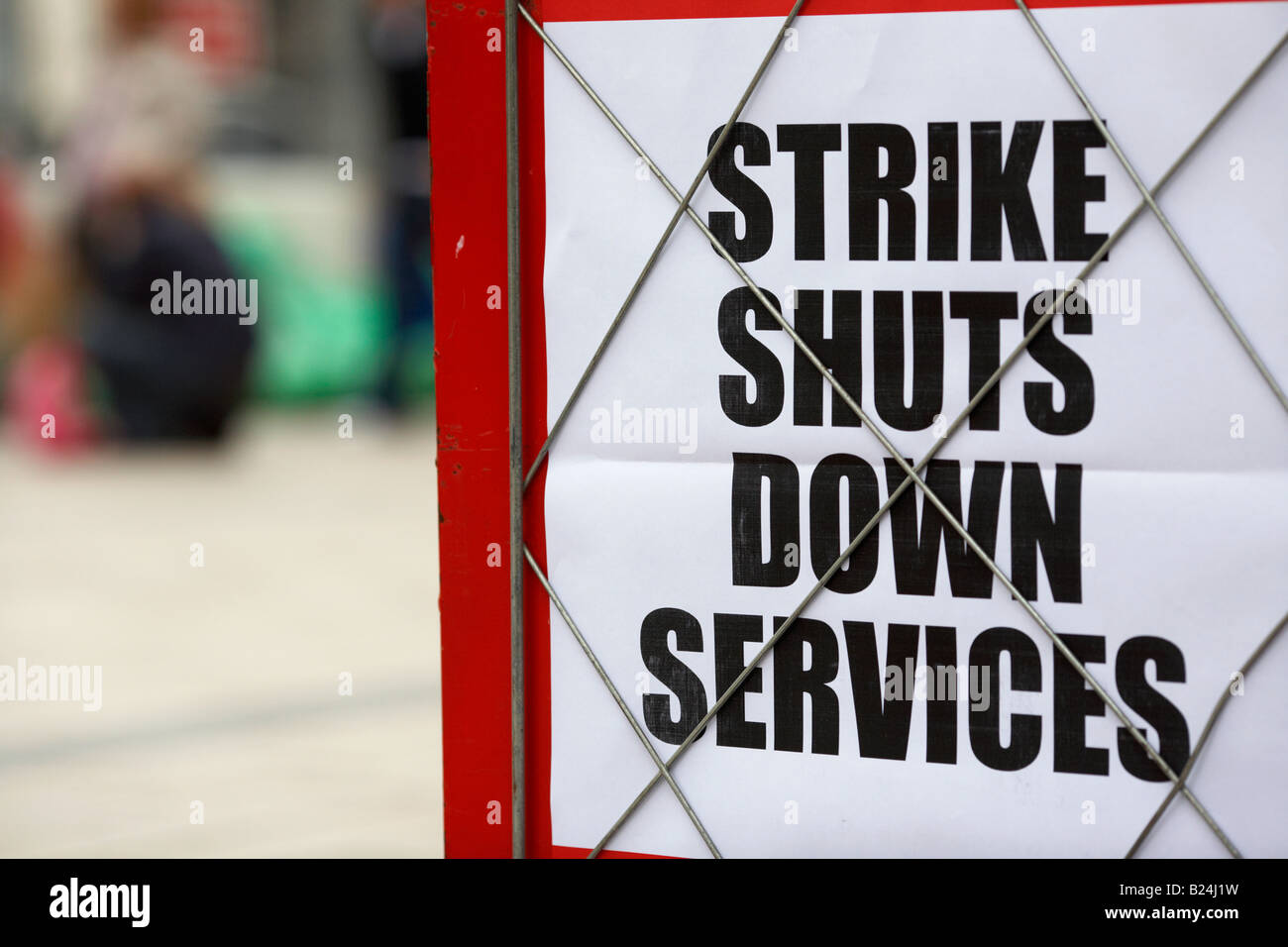 Zeitung an Bord Schlagzeile über Streik Herunterfahren Dienststellen des Rates mit Müll Taschen im Hintergrund im Stadtzentrum von belfast Stockfoto