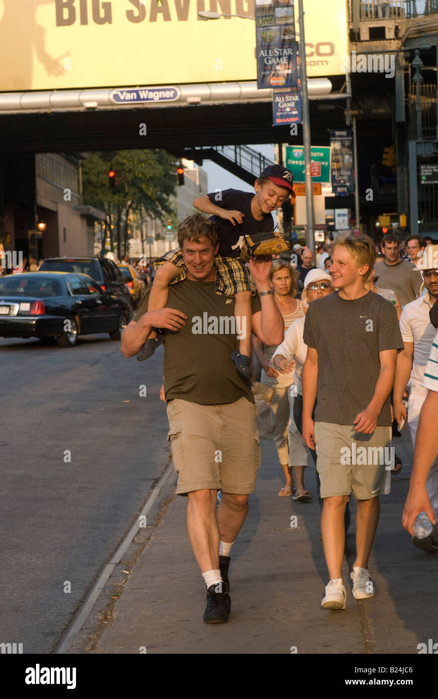 Baseball-Fans kommen im Yankee-Stadion im Stadtteil New York in The Bronx Stockfoto