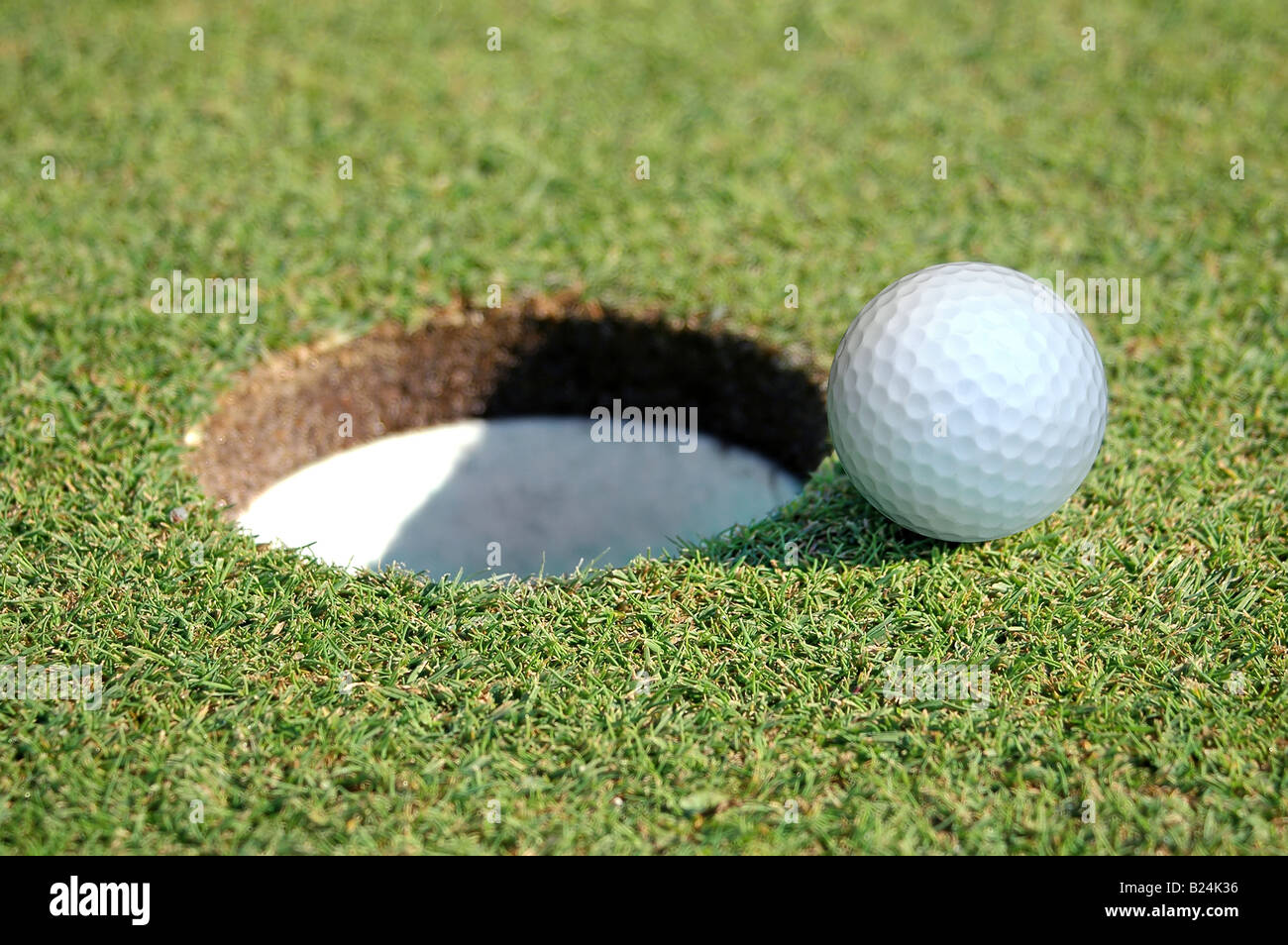 Nahaufnahme von Golf Ball in das Loch gehen Stockfoto